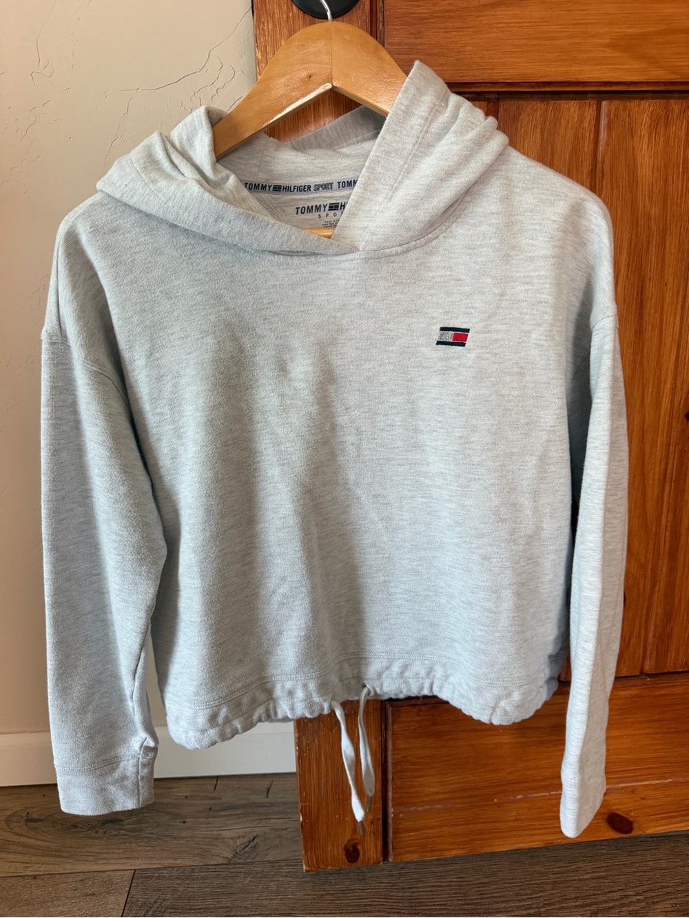 Tommy Hilfiger sport Light Gray Cropped Hoodie with Flag Logo small drawstring